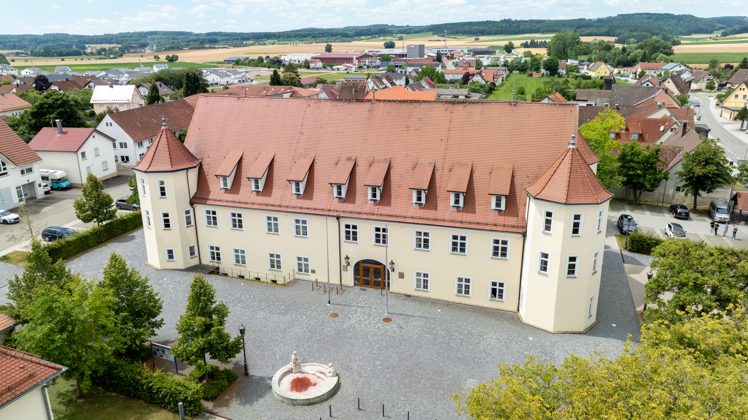 Schloss Langenenslingen aus der Luft, heute Rathaus der Gemeinde